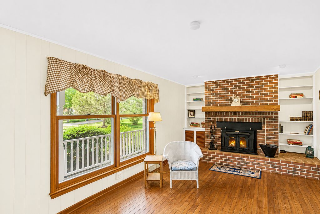Image 8 of property listing at 41W067 Colson Drive, St. Charles, IL 60175