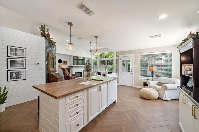 10 Vinca Trail, The Woodlands, TX 77382