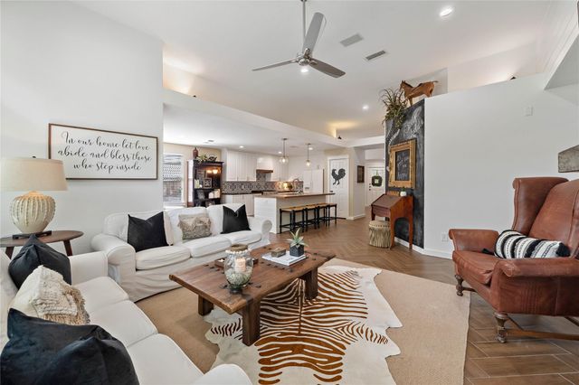 10 Vinca Trail, The Woodlands, TX 77382