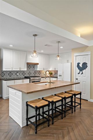 10 Vinca Trail, The Woodlands, TX 77382