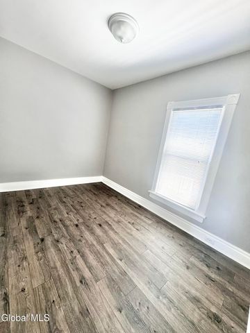 27 Mohawk Avenue, Waterford, NY 12188
