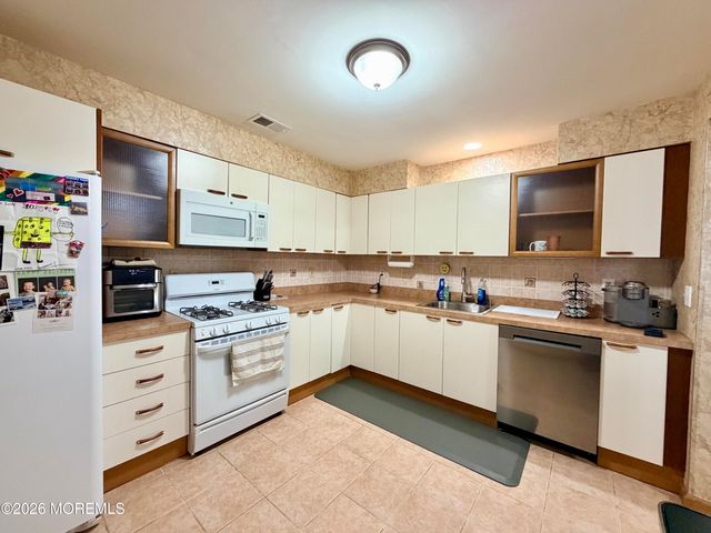 743 Banyan Court, Morganville, NJ 07751