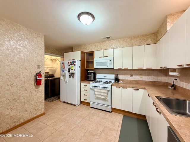 743 Banyan Court, Morganville, NJ 07751