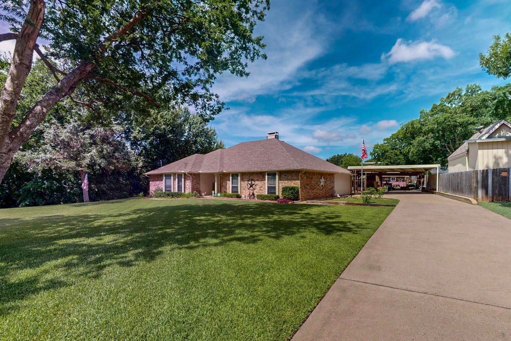 105 Crest Brook Drive, Red Oak, TX 75154