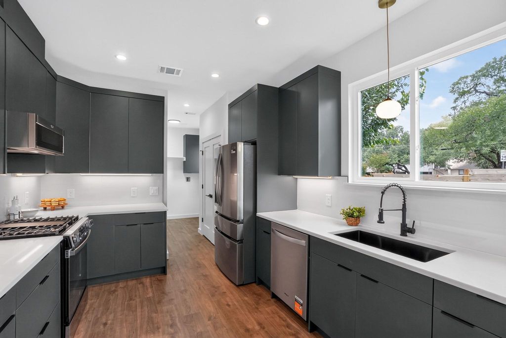 4200 Valley View RD B, Austin, TX 78704