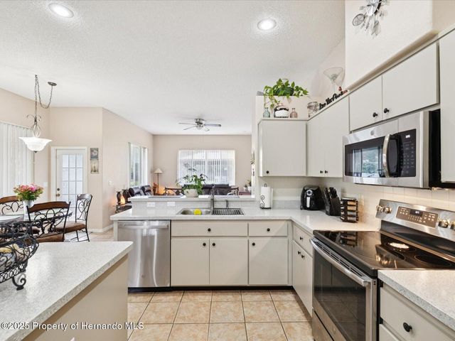 8324 Nightingale Rd, Weeki Wachee, FL 34613