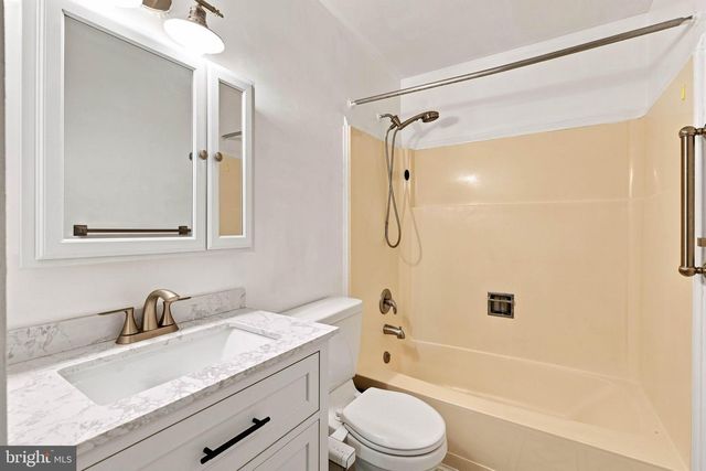 111 TANGLEWOOD LN, Lancaster, PA 17601