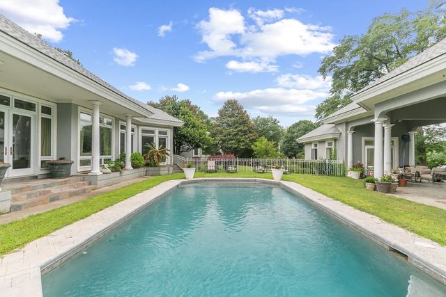 109 Royal Highlands Ln., Dothan, AL 36305