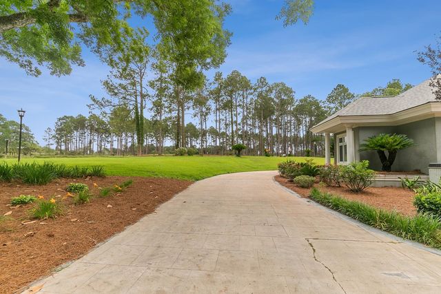 109 Royal Highlands Ln., Dothan, AL 36305