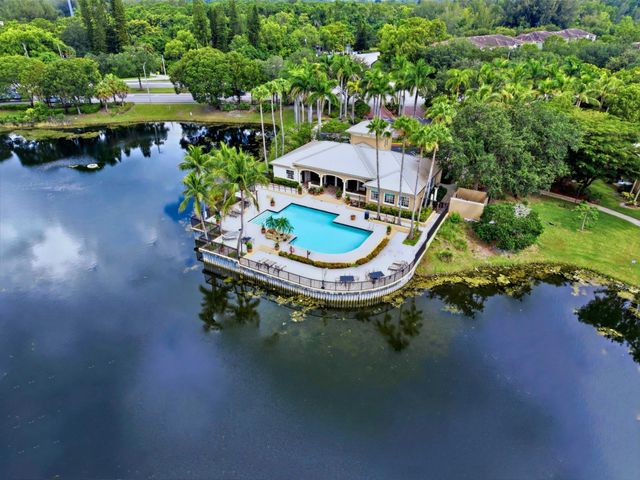 900 CRESTWOOD Court S 920, Royal Palm Beach, FL 33411