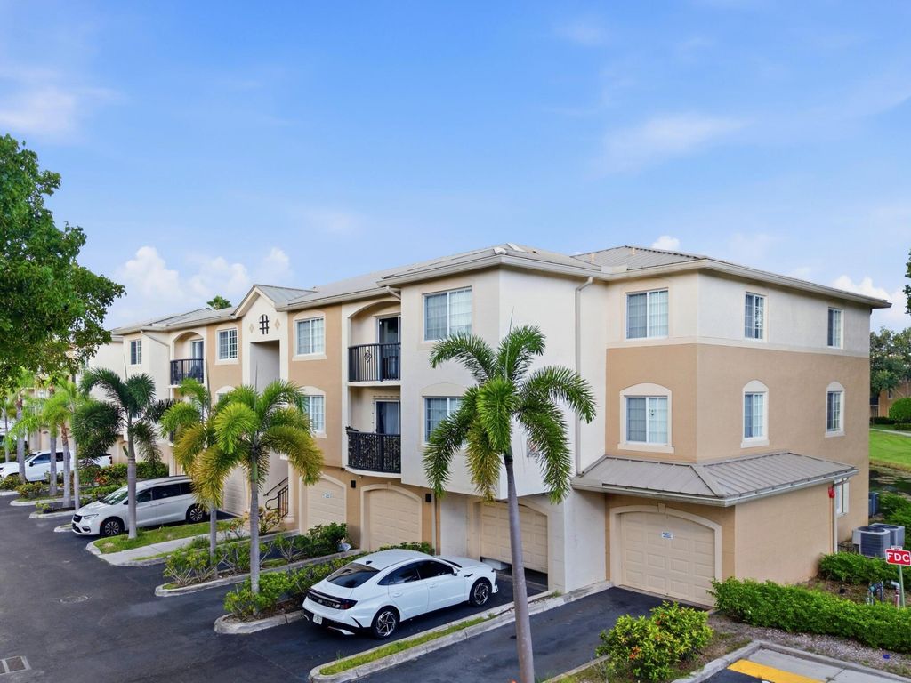 900 CRESTWOOD Court S 920, Royal Palm Beach, FL 33411