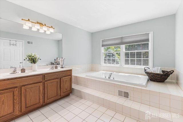 11 Bard Drive, Monroe, NJ 08831
