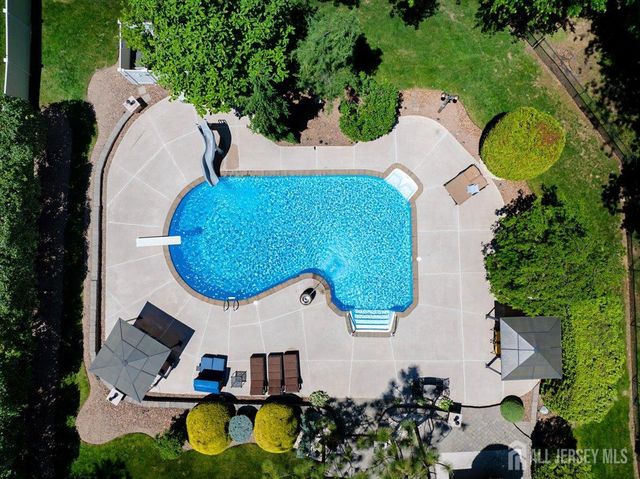 11 Bard Drive, Monroe, NJ 08831