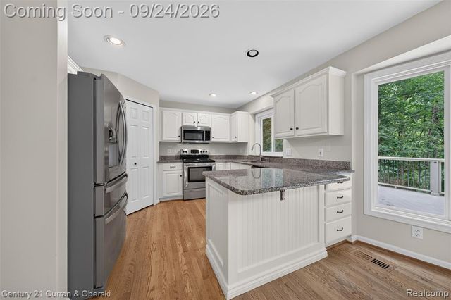 1230 Cottonwood Street, Lake Orion, MI 48360