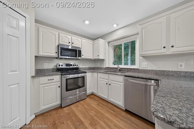 1230 Cottonwood Street, Lake Orion, MI 48360
