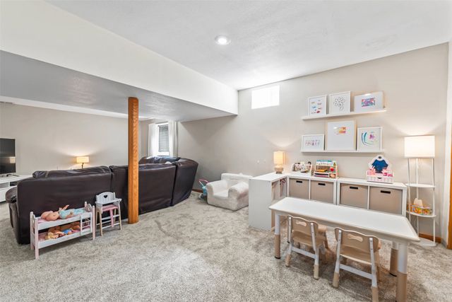 445 Boulder Ridge Court, Pleasant Hill, IA 50327