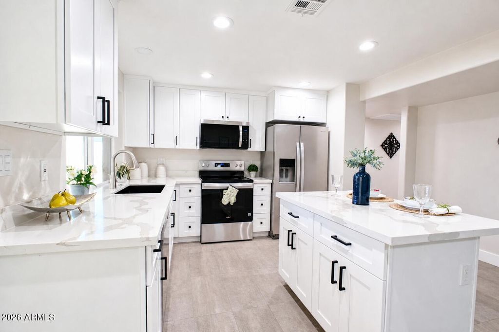 552 N HOBSON Plaza, Mesa, AZ 85203 — photo 4
