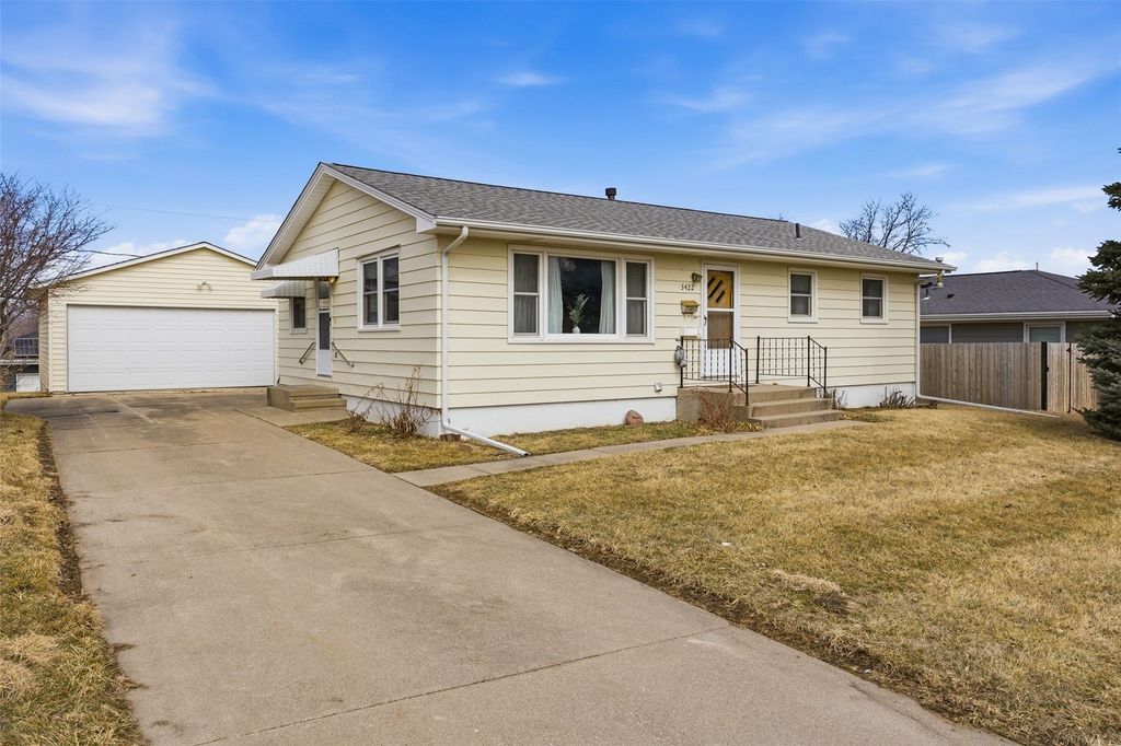 3422 Dennis Drive NW, Cedar Rapids, IA 52405