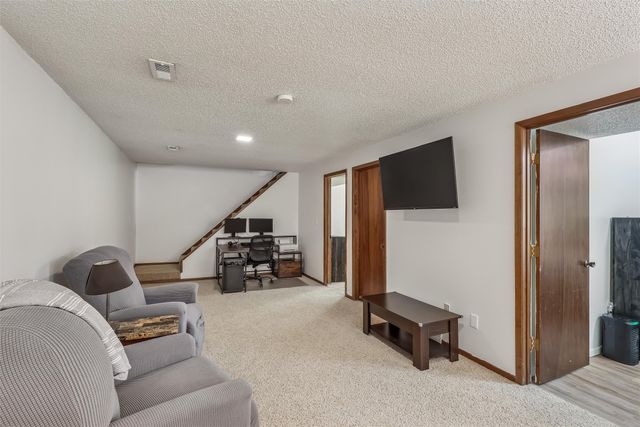 3515 E 39th Street, Des Moines, IA 50317