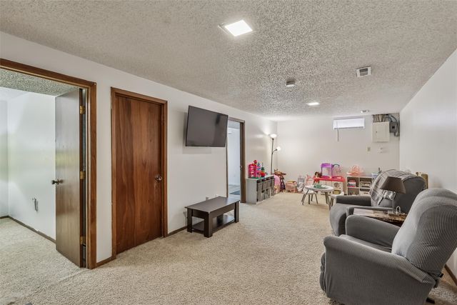 3515 E 39th Street, Des Moines, IA 50317