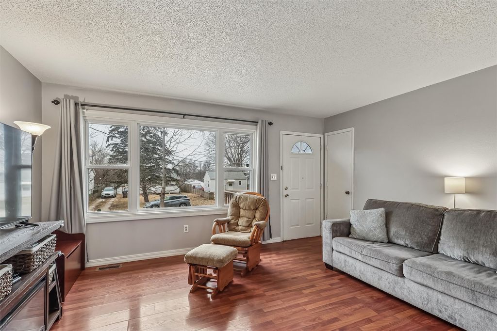 3515 E 39th Street, Des Moines, IA 50317