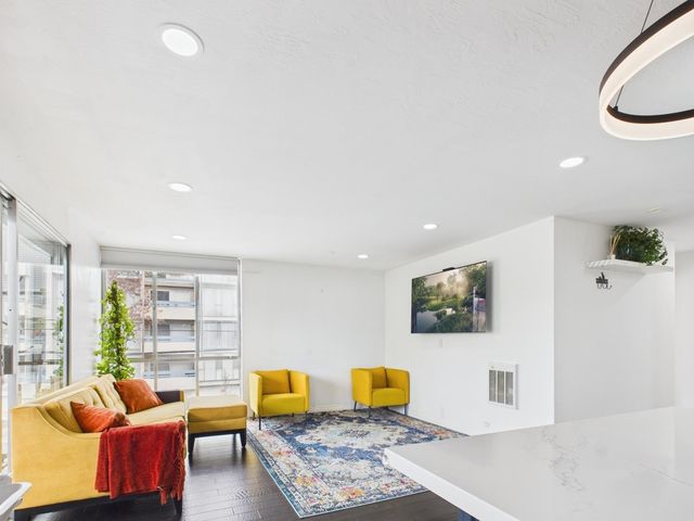 4099 Howe St, Oakland, CA 94611