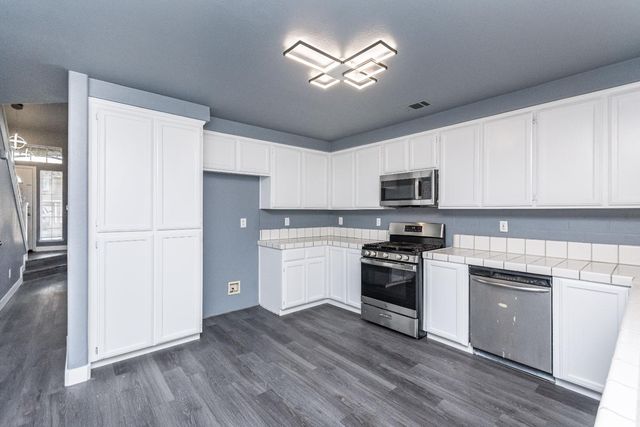 506 Mockingbird Dr, Lodi, CA 95240