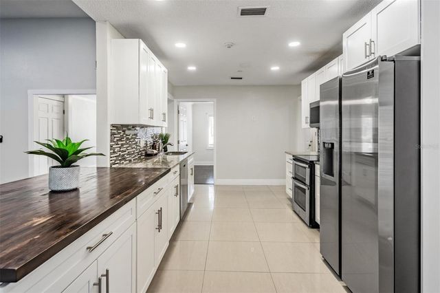 4007 HUDSON LANE, Tampa, FL 33618