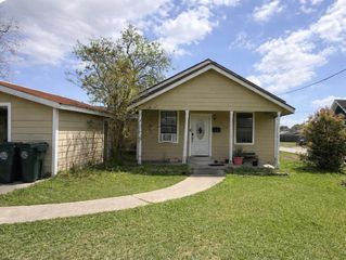 5730 Monroe St, Groves, TX 77619