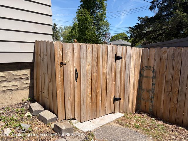 2515 Harding Avenue, Lansing, MI 48910