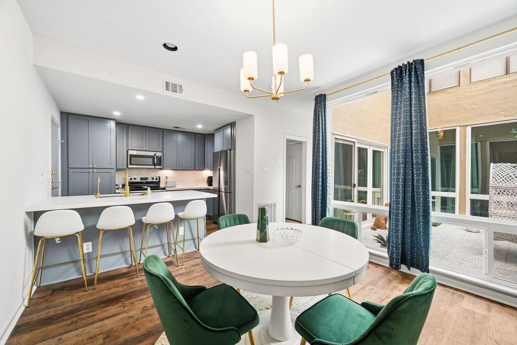 1116 Bering Drive 25, Houston, TX 77057