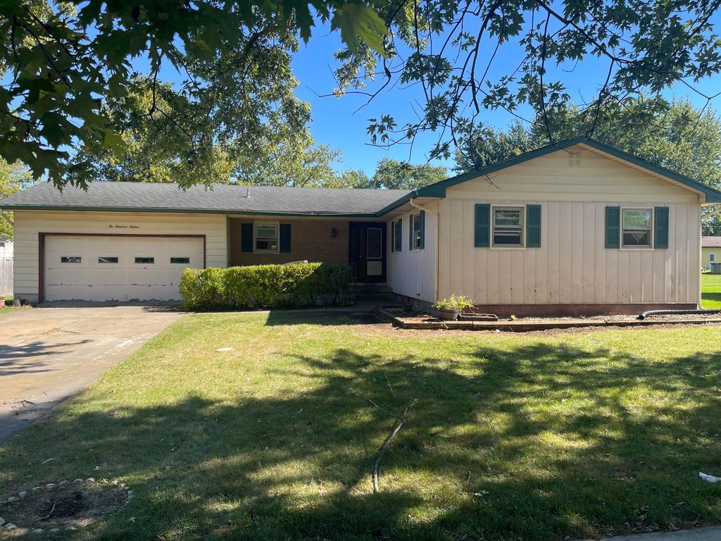 216 Cherokee Drive, Lowell, IN 46356