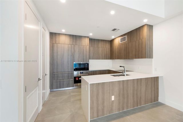 17550 Collins 1604, Sunny Isles Beach, FL 33160