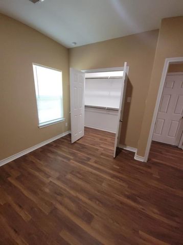 2107 24th Street N, Texas City, TX 77590