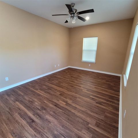 2107 24th Street N, Texas City, TX 77590