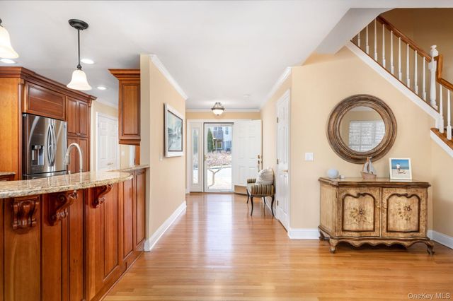 14 Vantage Court, Port Jefferson, NY 11777