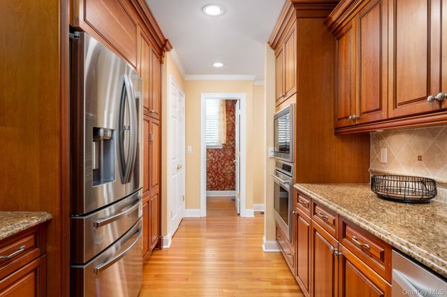 14 Vantage Court, Port Jefferson, NY 11777