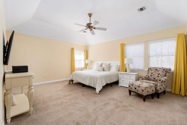 14 Vantage Court, Port Jefferson, NY 11777