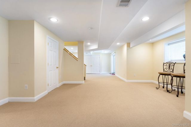 14 Vantage Court, Port Jefferson, NY 11777