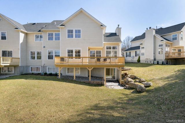 14 Vantage Court, Port Jefferson, NY 11777