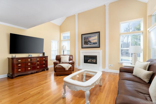 14 Vantage Court, Port Jefferson, NY 11777