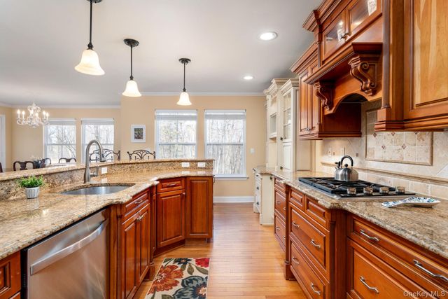 14 Vantage Court, Port Jefferson, NY 11777