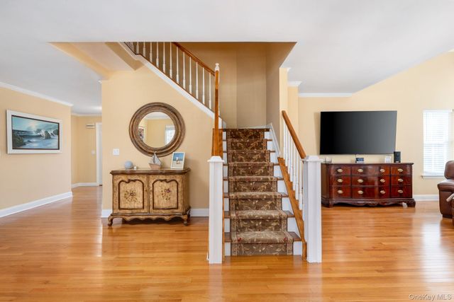 14 Vantage Court, Port Jefferson, NY 11777