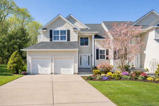 14 Vantage Court, Port Jefferson, NY 11777