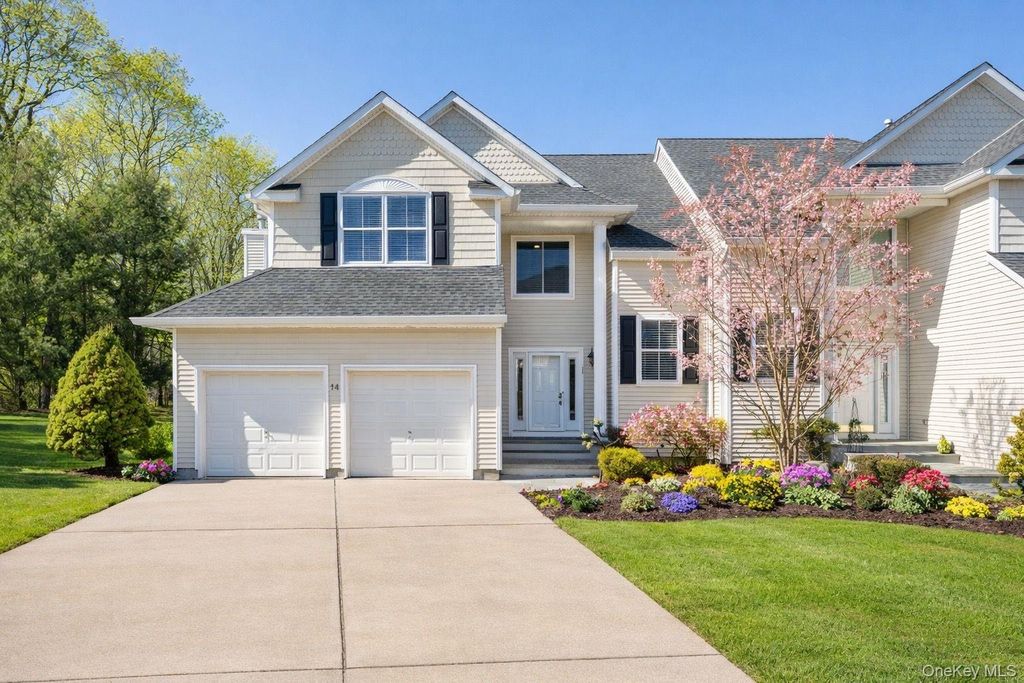 14 Vantage Court, Port Jefferson, NY 11777