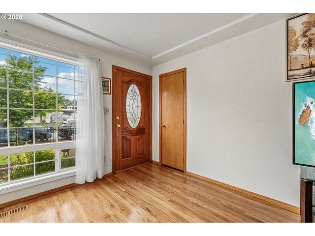 7918 Se LINCOLN St, Portland, OR 97215