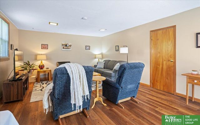 6070 Buckingham Avenue, Omaha, NE 68117