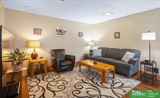 6070 Buckingham Avenue, Omaha, NE 68117