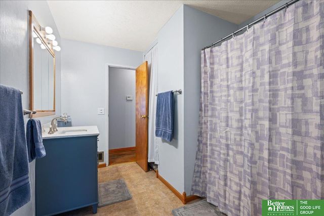 6070 Buckingham Avenue, Omaha, NE 68117