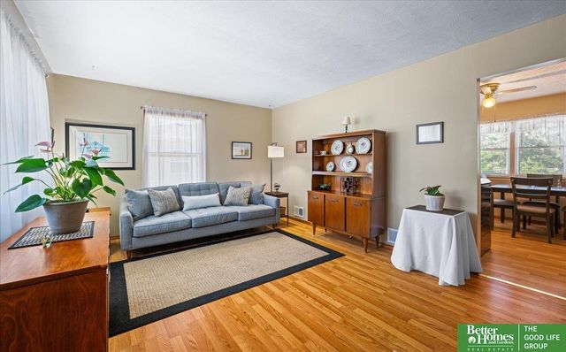 6070 Buckingham Avenue, Omaha, NE 68117